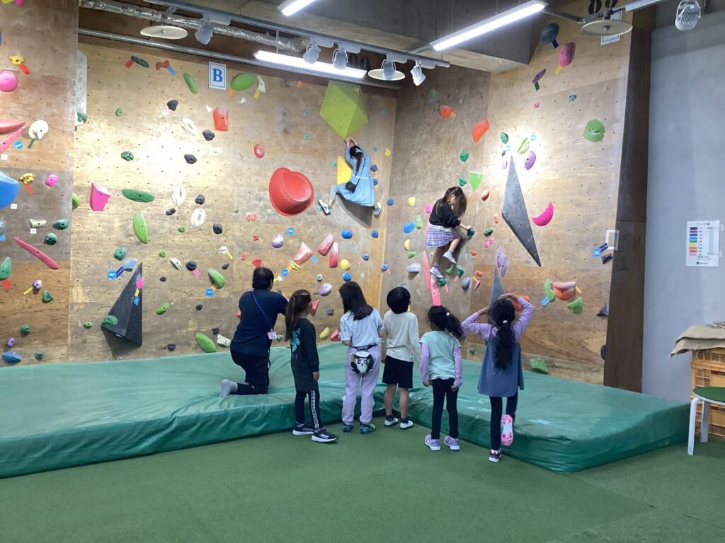 ROCKSPOTで登る子どもたち